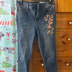 Embroidered Aeropostale crop jegging